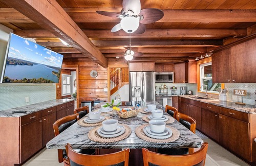 Bowling Green House | Lakefront Retreat - Sleeps 18 - Kayaks + Hot Tub