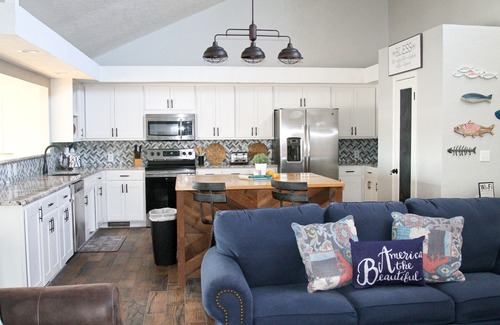 Canadian House | Lakefront Retreat - Stunning Views, Huge Kitchen & Neighborhood Boat Ramp