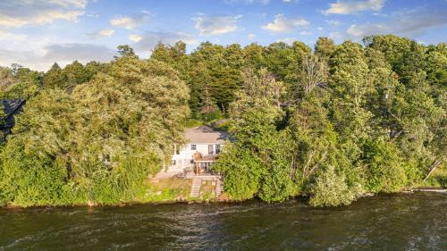 Scugog House | Lakefront Retreat with Sauna, Fireplace & Parking