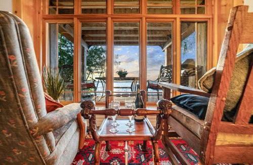 Scugog House | Lakefront Retreat with Sauna, Fireplace & Parking
