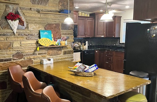 Canadian House | Lakefront Retro Retreat