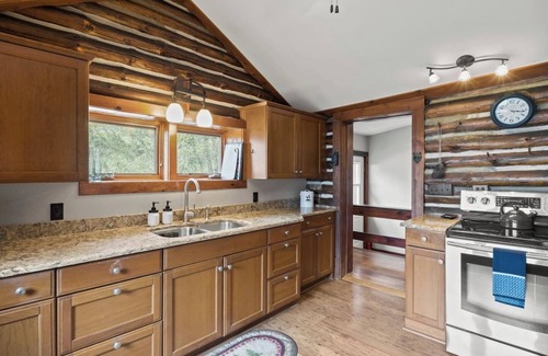 Geneva House | Lakefront | Seneca Wine Trail | Hot Tub | Dock