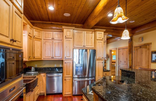 Idlewild Cabin | Lakefront, Sleep16! Amazing Fishing! Game Room!