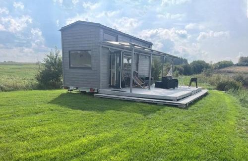 Konskie Ski Chalet | Lakefront Tiny House with WiFi, AC, Heating, all-year accessible