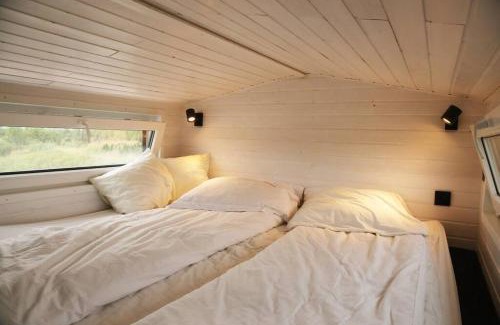 Konskie Ski Chalet | Lakefront Tiny House with WiFi, AC, Heating, all-year accessible