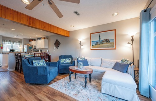 McHenry House | Lakefront Townhome w/Sunrise Views & Fireplace