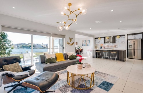 Sanctuary Lakes Villa | Lakefront villa with a spacious panoramic balcony in Sanctuary Lakes