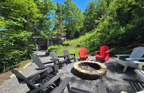 Armour Cottage | Lakefront Water Trampoline Fire Pit BBQ Bunkies w/Great Fishing