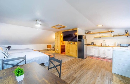 Mayfield Apartment | Lakefront with private balcony and beach access