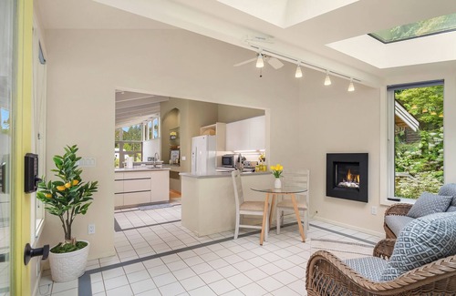 Leota House | Lakefront Woodinville Seattle Wine Country 3 BDRM 3 BTH House w English Garden