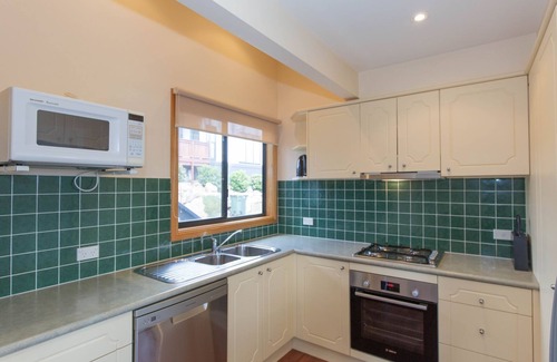 East Jindabyne House | Lakehaus - 2/11 Rainbow Drive