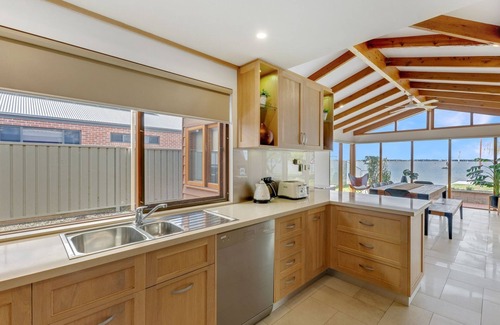 Mulwala House | Lakehouse 61 - One of Mulwala's finest houses with its own private boat ramp and boat mooring.