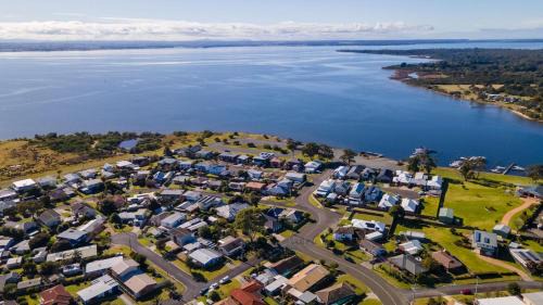 Paynesville House | Lakehouse on Waverley