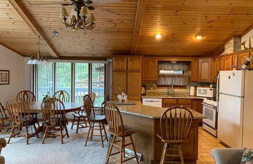 Montello House | Lakehouse Paradise w/Hot Tub Near Cascade Mountain