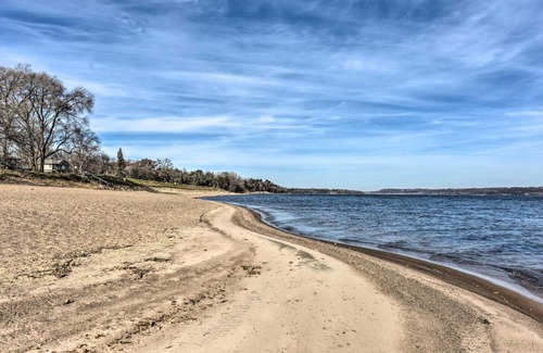 Lake St. Croix Beach House | Lakeland Cottage - half Mile to St Croix River