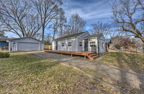 Lake St. Croix Beach House | Lakeland Cottage - half Mile to St Croix River
