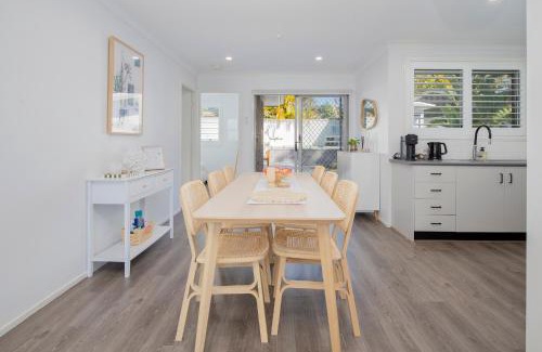 Kingfisher Shores House | Lakeshore Cottage - Boho Chic with Poolside Deck