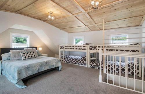 Elkhart Villa | Lakeshore Cottage Waterfront/Great Wi-fi