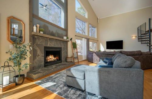 Lynn House | Lakeshore Retreat with Lake Lanier views & hot tub
