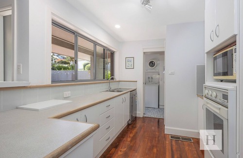 Cams Wharf Villa | Lakeshores Villa - 200m from pool, tennis & lake!