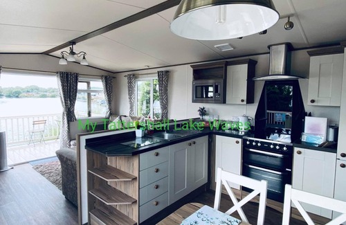 Tattershall House | LAKESIDE 3-bedroom holiday home with HOT TUB