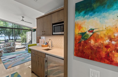 Malakoff Cottage | Lakeside Bliss: Modern Cottage w/Pickleball, Pool, Fishing, Relaxing & more!