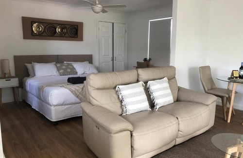 Marks Point Bed & Breakfast | Lakeside Bungalow