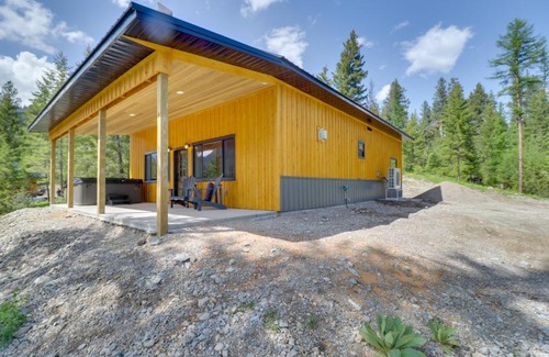 Lakeside House | Lakeside Cabin Retreat with Private Hot Tub!