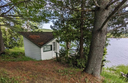 Saint-Hermenegilde Cottage | Lakeside cottage in Eastern Townships