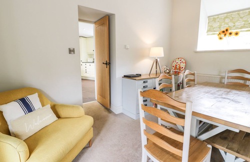 Cwm-y-glo Cottage | LAKESIDE COTTAGE, pet friendly, character holiday cottage in Llanrug