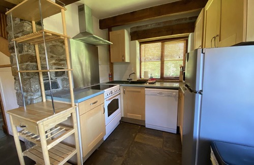 Callington Cottage | Lakeside cottage - tranquil water views, free fishing & hot tub