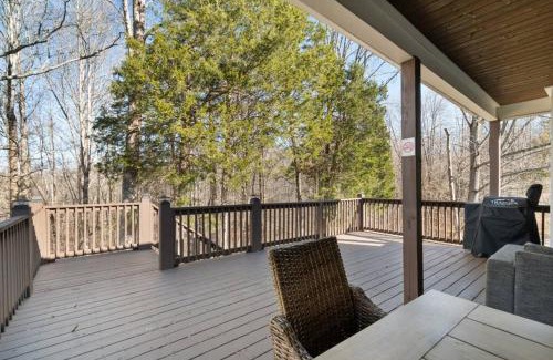 Tullahoma House | Lakeside Cottage w/Golf Cart, Hot Tub, & Fire Pit