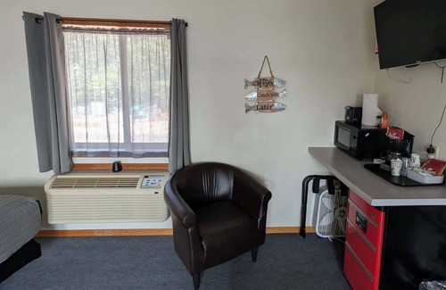 Mayfield Apartment | Lakeside Double Queen Suite | Upper-Level Retreat
