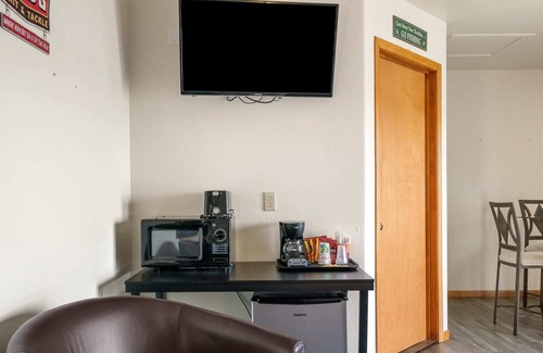 Mayfield Apartment | Lakeside Double Queen Suite | Upper-Level Retreat