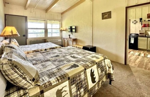Hill City Apartment | Lakeside Duplex with Lake View