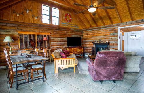 Lakehills House | Lakeside Escape