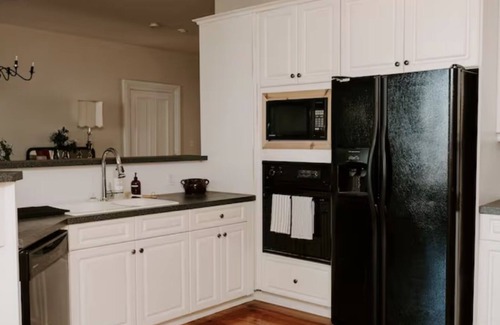 Wolfe Island Apartment | Lakeside Getaway in Marysville, Wolfe Island - Shopkeepers Apartment