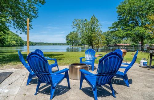 Jones Mills House | Lakeside Haven with Hot Tub