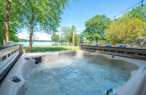 Jones Mills House | Lakeside Haven with Hot Tub