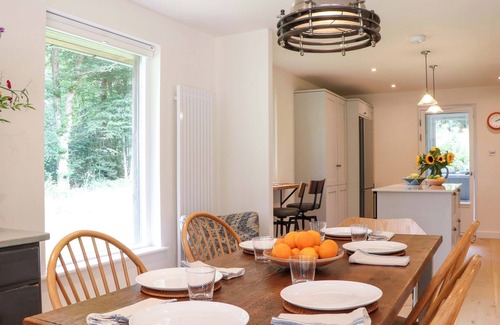 Stonegate Cottage | LAKESIDE LODGE, family friendly, with a garden in Burwash