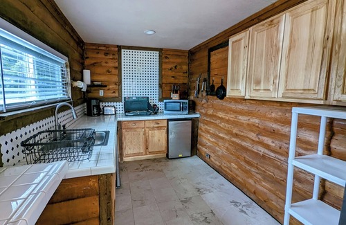 Mammoth Creek Cabin | Lakeside lodging, fishing and recreation.