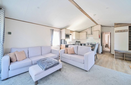 Great Houghton Cottage | LAKESIDE LULLABY - BILLING AQUADROME in Billing Aquadrome Holiday Park