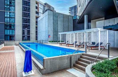 Belconnen Hotel | Lakeside Luxe, Free parking, AIS, Spa, Gym, Sauna and Pool
