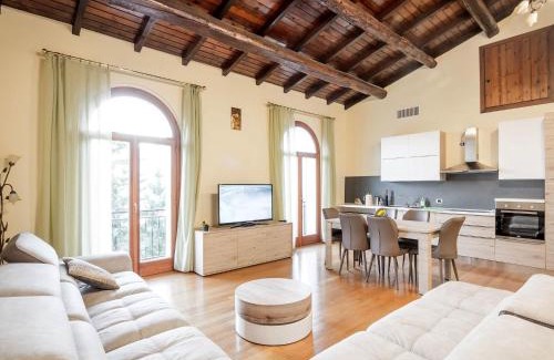 Artogne House | Lakeside Mansion with Pool