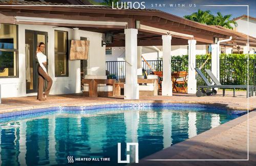 Country Club House | Lakeside Oasis Pool Sauna and Golf in Miami L40