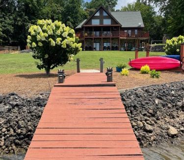 Dixie - Berryhill Apartment | Lakeside Oasis