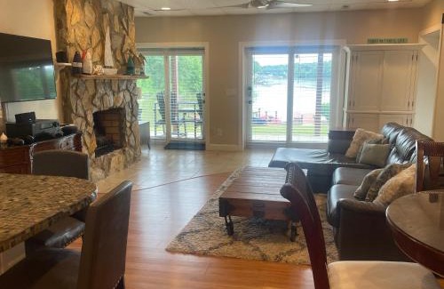 Dixie - Berryhill Apartment | Lakeside Oasis