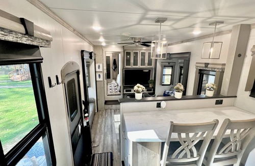 Etoile House | "Lakeside Paradise: RV Sleeps 6 @Lake Sam Rayburn - The Perfect Getaway Awaits!"