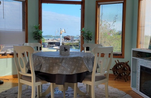 Toledo House | Lakeside Paradise with Priceless Views