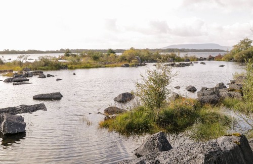Ballinrobe Cottage | LAKESIDE, pet friendly, with open fire in Ballinrobe, County Mayo